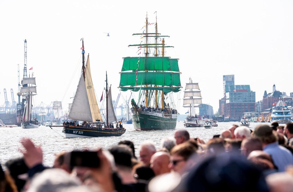 Der Hamburger Hafen feiert 835. Geburtstag. - Foto: Daniel Bockwoldt/dpa