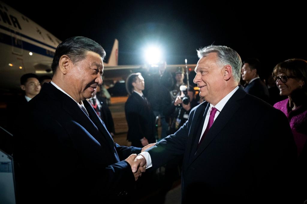 Der ungarische Ministerpräsident Viktor Orban (r) begrüßt den chinesischen Präsidenten Xi Jinping auf dem Flughafen Budapest Liszt Ferenc. - Foto: Vivien Cher Benko/Hungarian Prime Minister's Office/AP/dpa