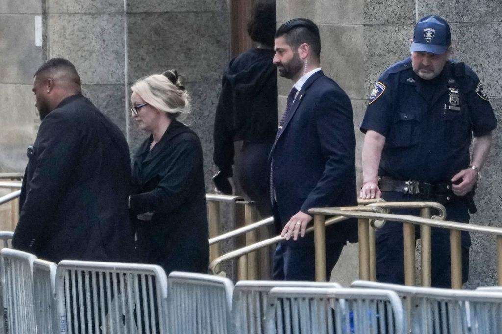Stormy Daniels verlässt das Gerichtsgebäude in New York. - Foto: Seth Wenig/AP/dpa