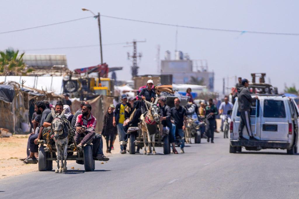 Vertriebene Palästinenser kommen im Zentrum des Gazastreifens an, nachdem sie aus Rafah geflohen sind. - Foto: Abdel Kareem Hana/AP/dpa