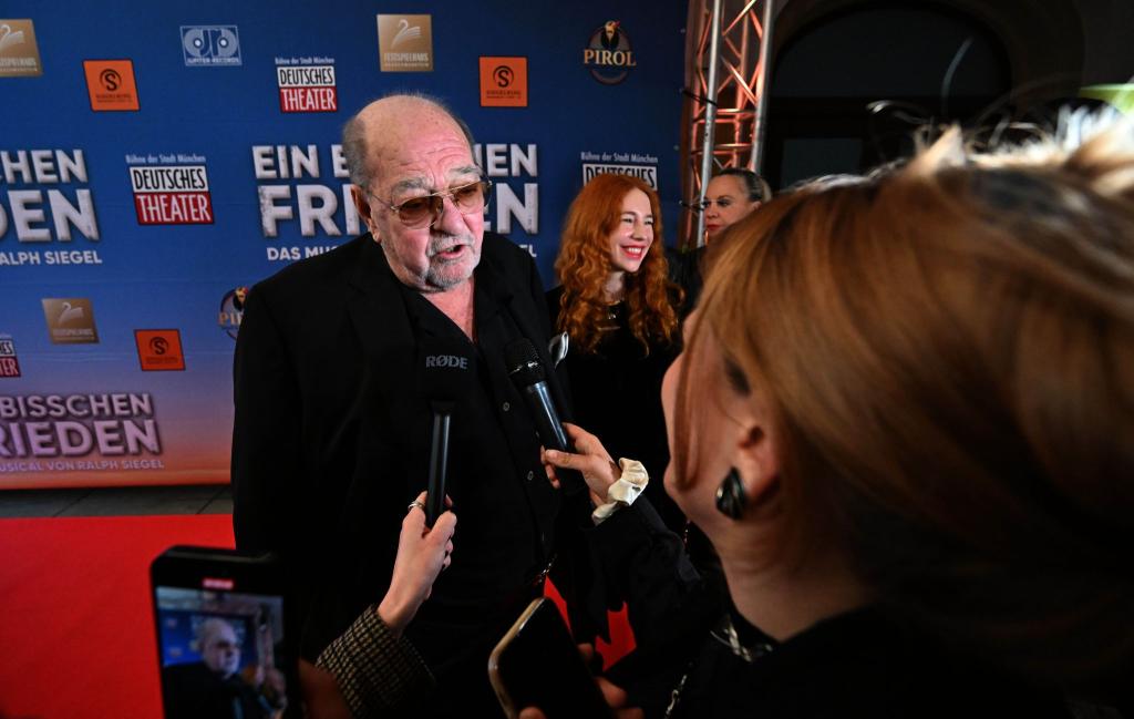 Komponist Ralph Siegel gibt ein Interview vor der München-Premiere seines Musicals «Ein bisschen Frieden». - Foto: Felix Hörhager/dpa