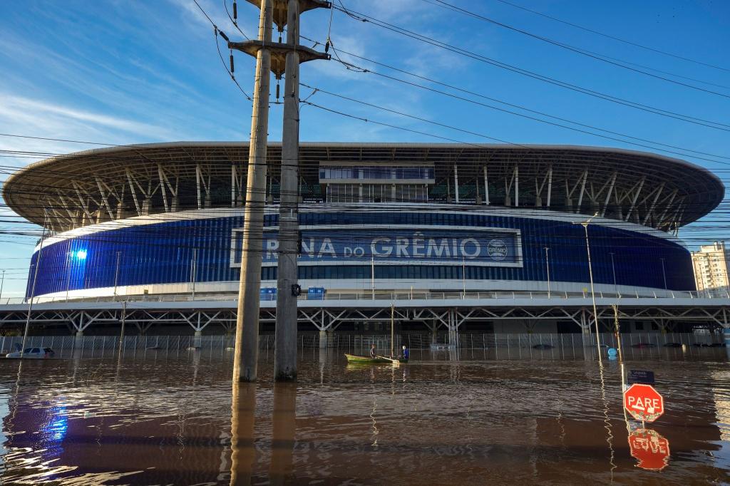 Der brasilianische Bundesstaat Rio Grande do Sul versinkt in Wassermassen: Anwohner rudern an der Gremio-Arena vorbei, die von den den schweren Regenfällen überflutet ist. - Foto: Andre Penner/AP/dpa