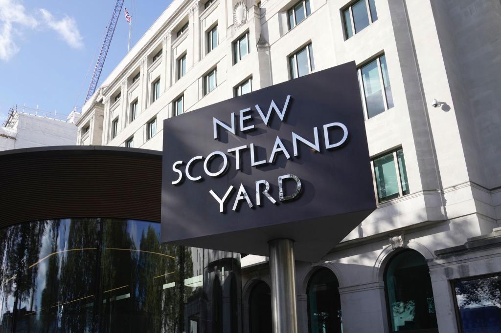 Das Schild von New Scotland Yard, dem Hauptsitz der Londoner Metropolitan Police. In London ist eine Frau mitten am Tag erstochen worden (Symbolbild). - Foto: Kin Cheung/AP/dpa