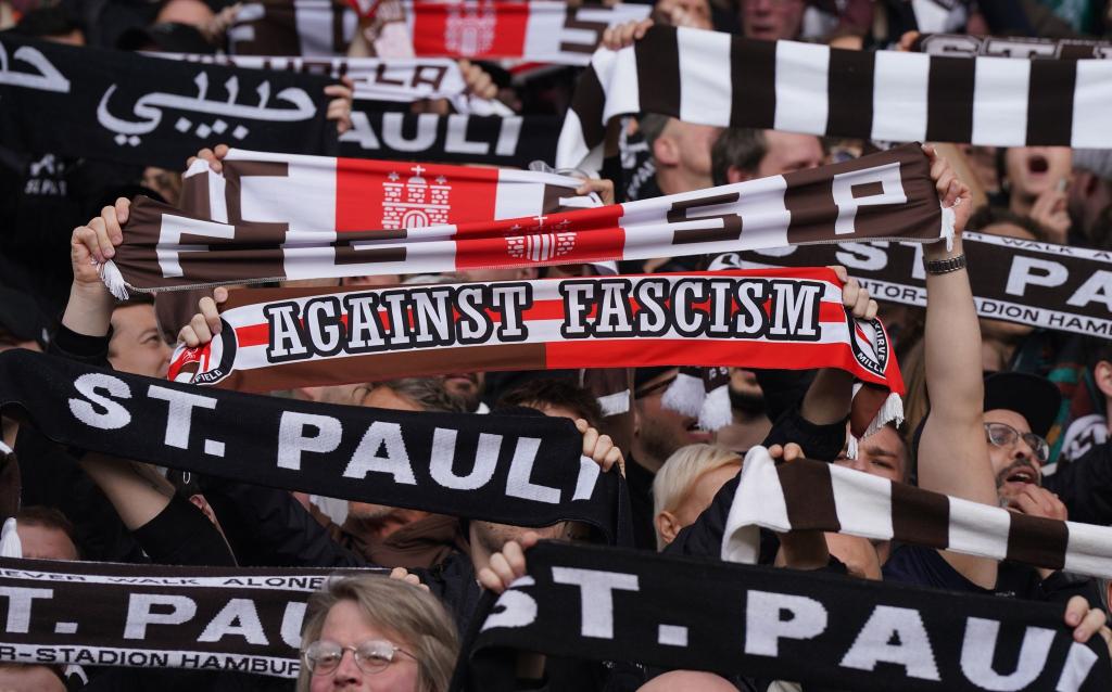 St. Pauli will einen möglichen Aufstieg in die Fußball-Bundesliga nicht nur mit einer Fan-Party, sondern mit einem Aktionstag für Demokratie, gegen Rassismus, Antisemitismus und Diskriminierung feiern. - Foto: Marcus Brandt/dpa
