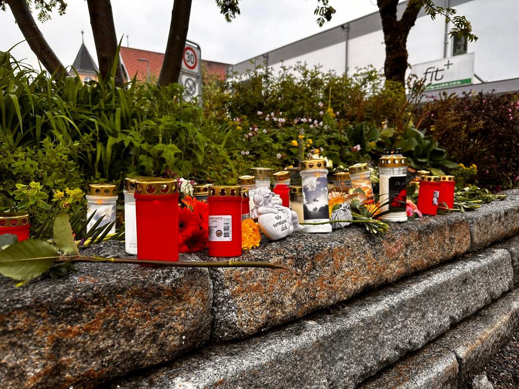 Blumen und Kerzen im Stadtzentrum von Immenstadt im Allgäu nach dem Tod eines Obdachlosen. - Foto: Lisa Hild/dpa