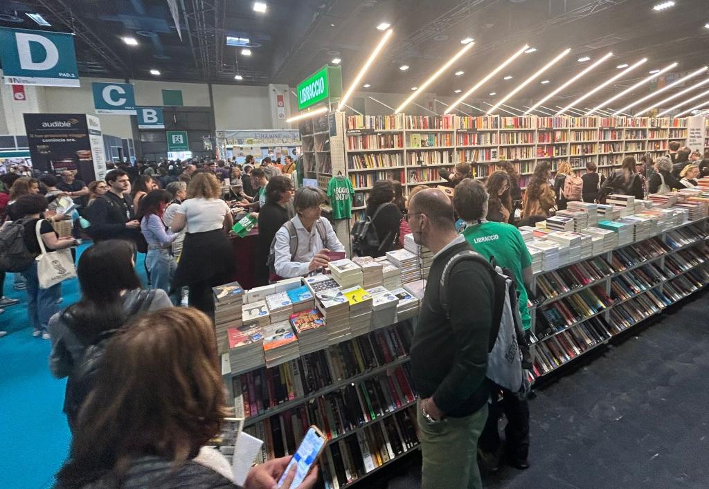 Besucher an einem Stand auf der Buchmesse in Turin. Schwerpunkt ist in diesem Jahr die deutschsprachige Literatur. - Foto: Christoph Sator/dpa