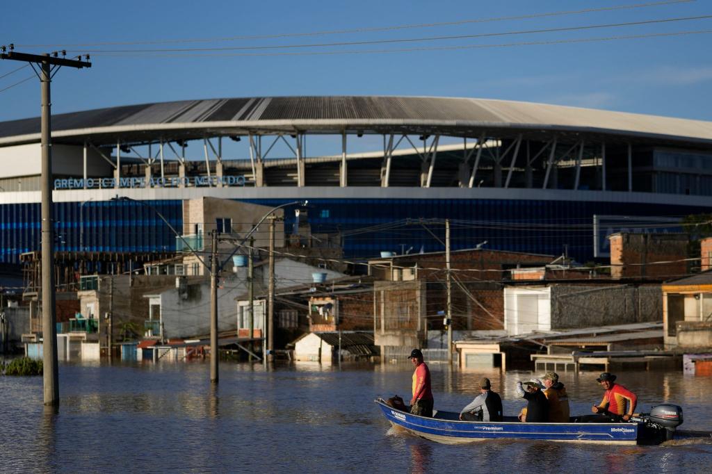 Das Fußballstadion in Porto Alegre ist durch die schweren Regenfälle überflutet worden. - Foto: Andre Penner/AP/dpa
