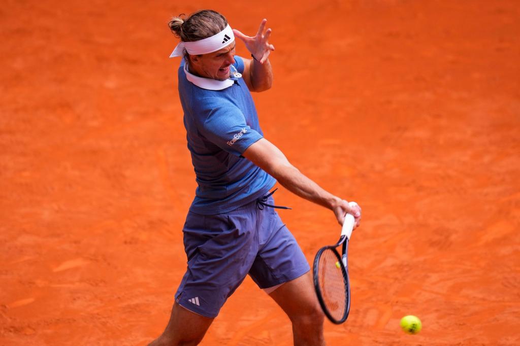 Alexander Zverev hat sein Auftaktmatch in Rom gewonnen. - Foto: Manu Fernandez/AP/dpa