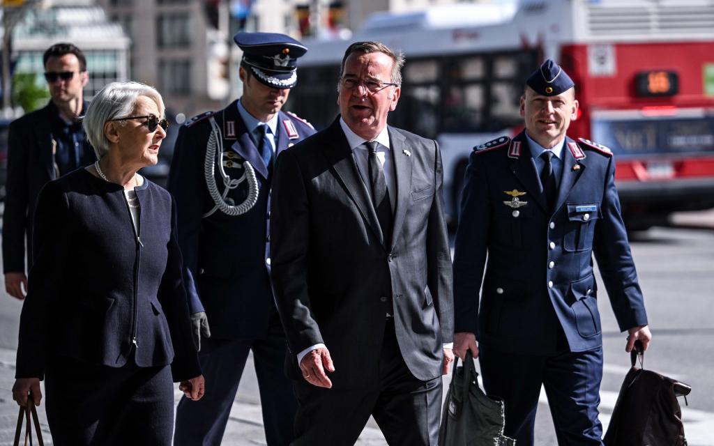Unterwegs in den USA und Kanada schickt Verteidigungsminister Boris Pistorius den Vorschlag nach Berlin, Militärausgaben nicht durch die Schuldenbremse zu beschränken. - Foto: Britta Pedersen/dpa