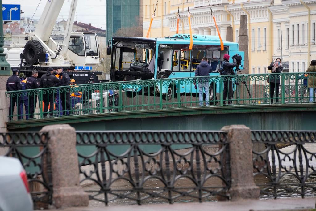 Bei dem Busunglück in St. Petersburg sind mehrere Menschen ums Leben gekommen. - Foto: Dmitri Lovetsky/AP/dpa