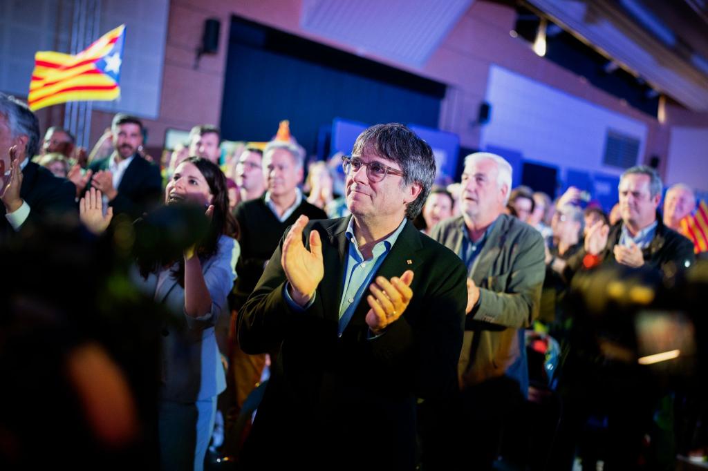 Carles Puigdemont bei einer Wahlkampfveranstaltung im französischen Argèles-sur-Mer. Der 61-Jährige will wieder als Regierungschef in den Palau de la Generalitat in Barcelona einziehen. - Foto: Joan Mateu/AP
