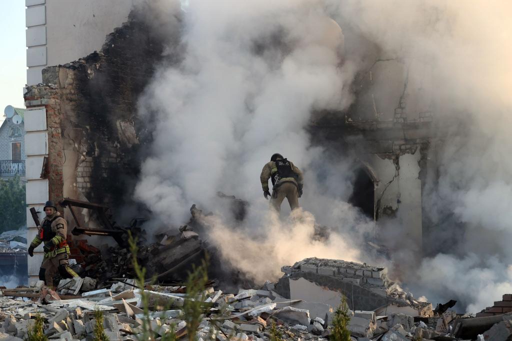 Nach russischen Beschuss steht ein Feuerwehrmann in Charkiw im Qualm eines brennenden Hauses. Russland setzt die Offensive im Grenzgebiet bei der Millionenstadt im Osten der Ukraine fort. - Foto: -/https://photonew.ukrinform.com/ Ukrinform/dpa