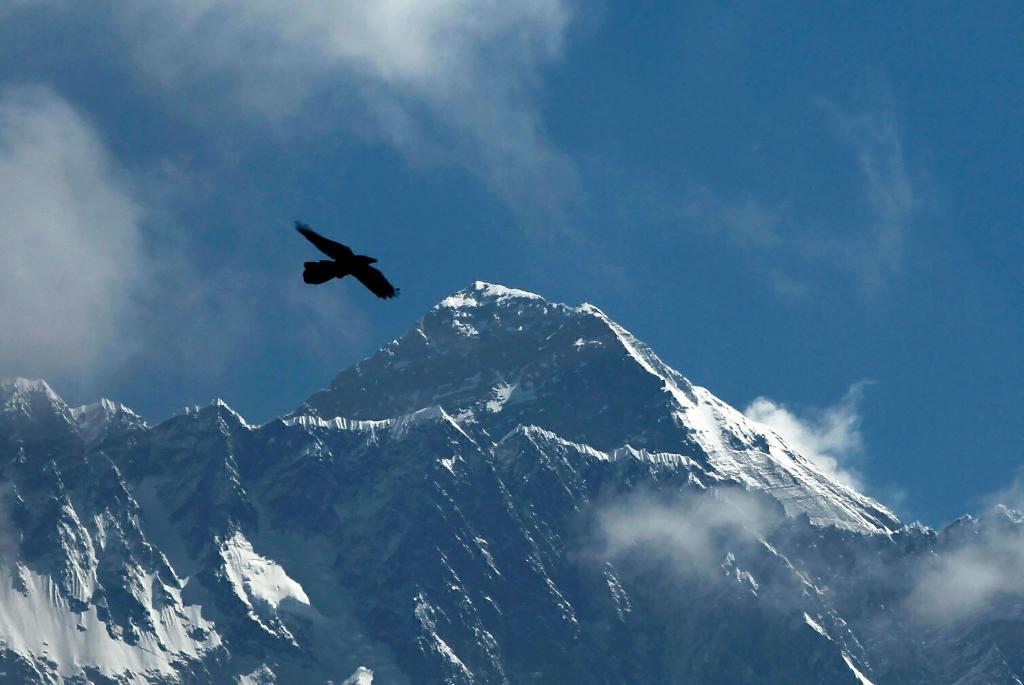 Die ersten Bergsteiger akklimatisieren sich bereits am Mount Everest. - Foto: Niranjan Shrestha/AP/dpa