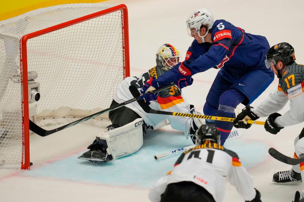 Die deutsche Eishockey-Nationalmannschaft hat bei der Weltmeisterschaft einen Dämpfer erhalten. Das zweite Gruppenspiel gegen Mitfavorit USA im tschechischen Ostrava ging mit 1:6 verloren. - Foto: Darko Vojinovic/AP/dpa