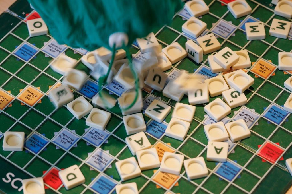 Beim Scrabble gibt es etwa 670.000 Möglichkeiten, Wörter zwischen 2 und 15 Buchstaben Länge zu bilden. - Foto: Friso Gentsch/dpa