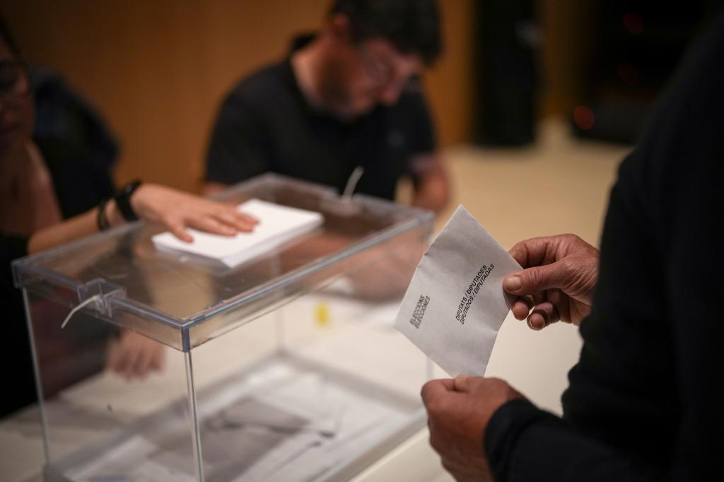 Ein Wähler gibt in einem Wahllokal in La Roca del Vallès seine Stimme ab. - Foto: Emilio Morenatti/AP