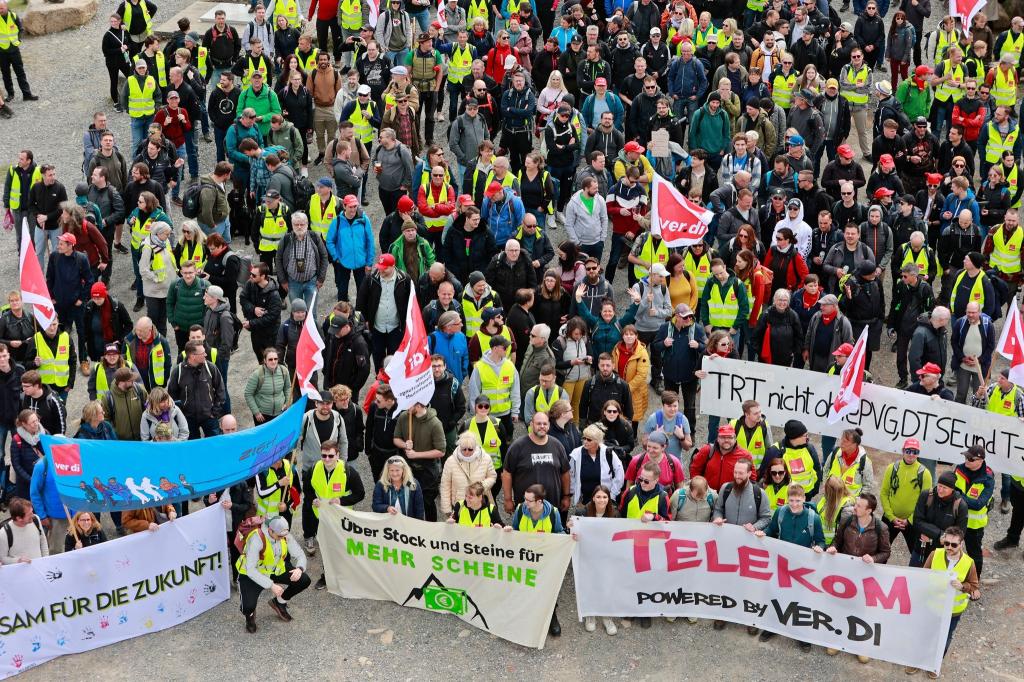 Schon Ende April gingen Beschäftigte der Telekom bei einem bundesweiten Warnstreik auf die Straße. - Foto: Matthias Bein/dpa