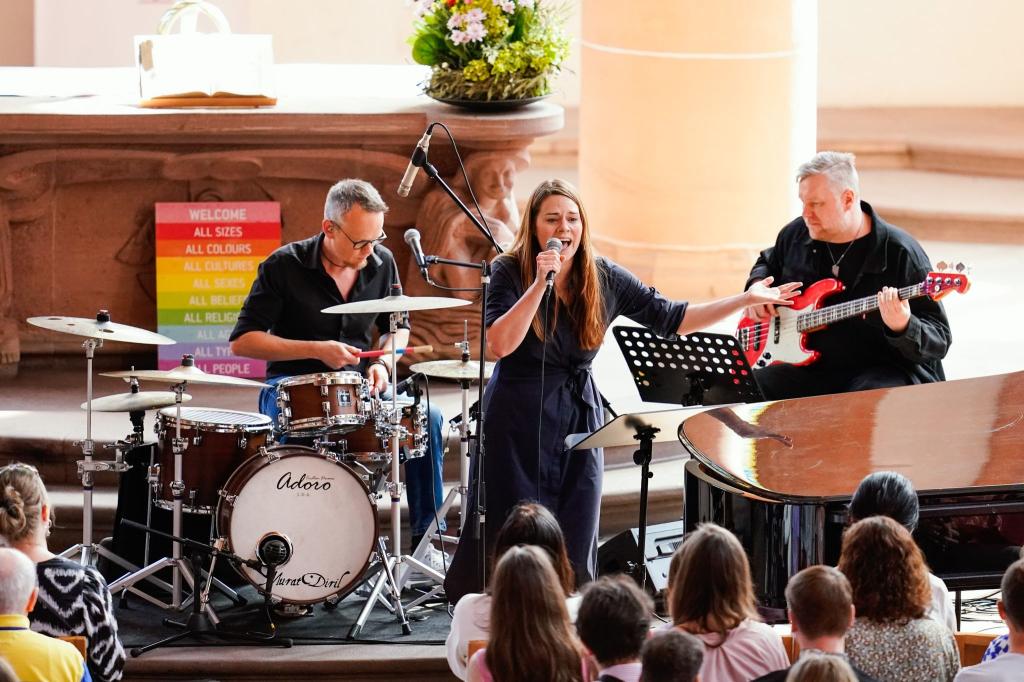 Sängerin Tine Wiechmann covert Taylor-Swift-Songs in der Kirche. - Foto: Uwe Anspach/dpa