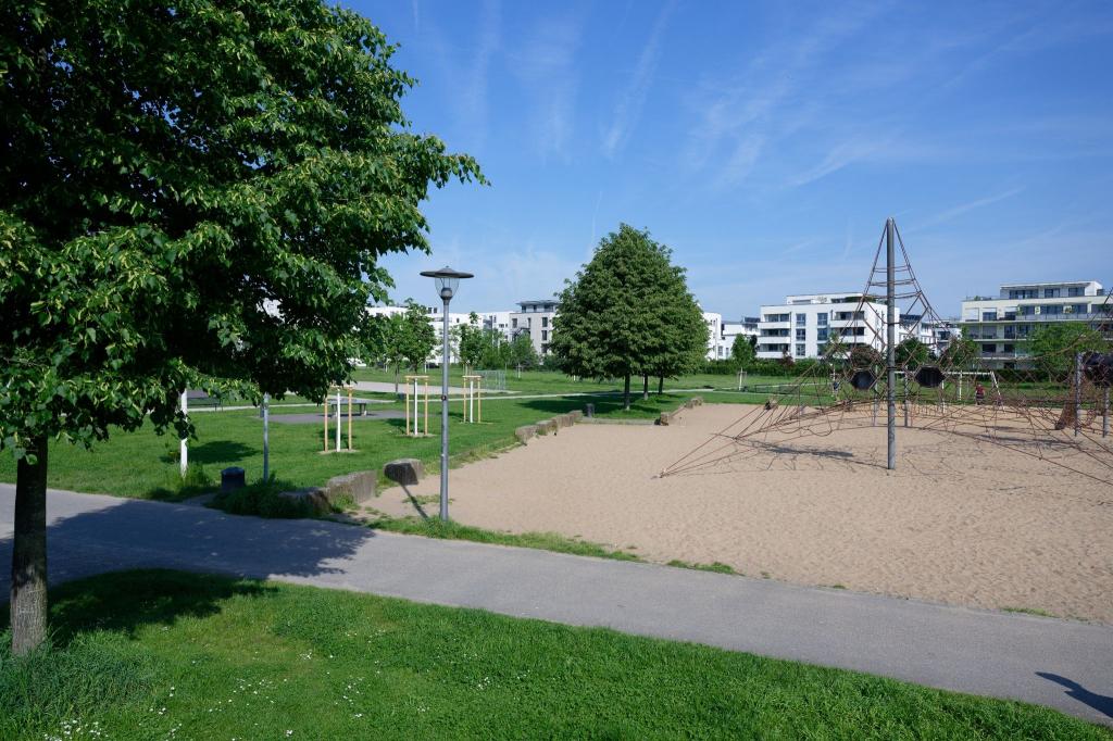 Auf dem Gelände des Bürgerparks in Köln-Kalk verschwand am Freitag eine Dreijährige. - Foto: Henning Kaiser/dpa