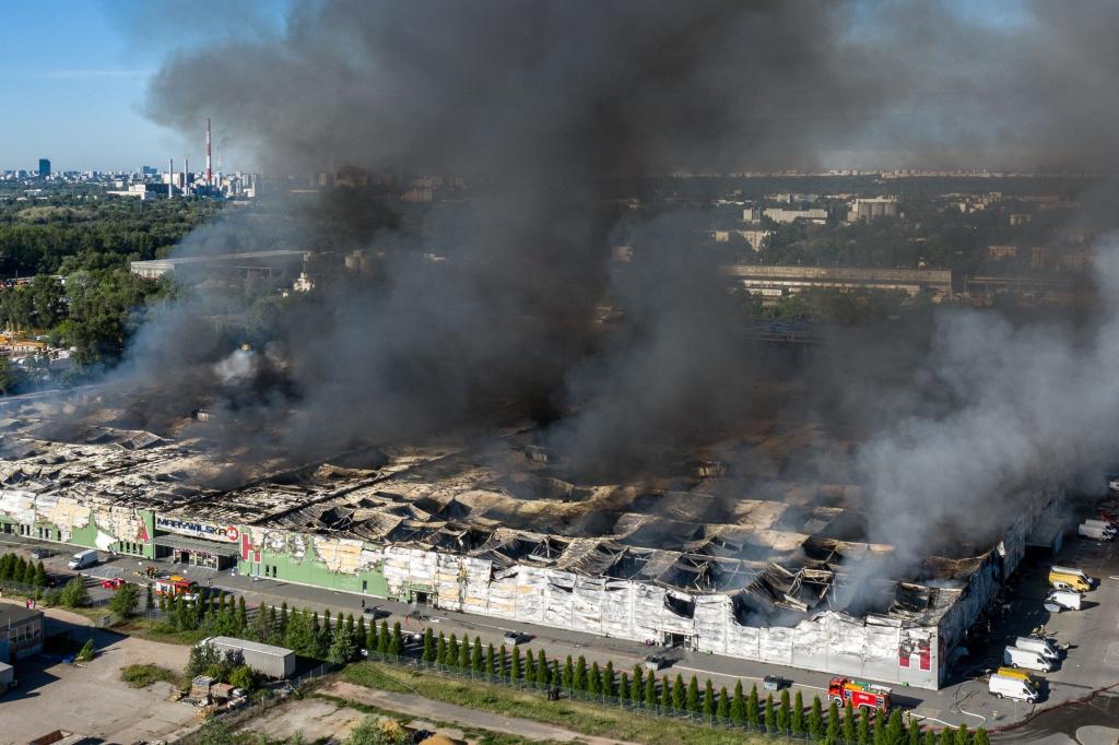 Das Einkaufszentrum in Polens Hauptstadt ist nahezu komplett niedergebrannt. - Foto: Leszek Szymanski/PAP/dpa