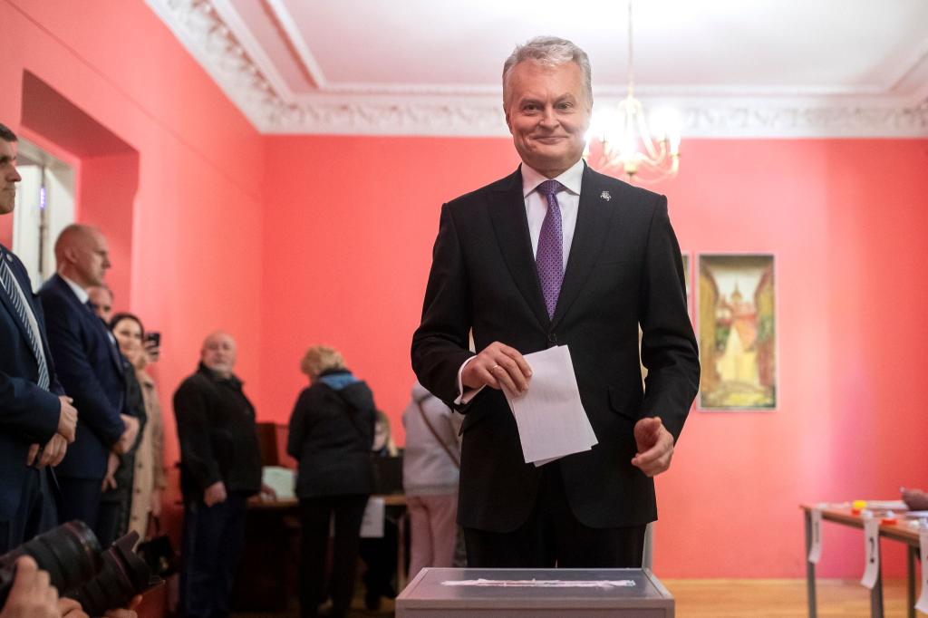 Der litauische Präsidentschaftskandidat Gitanas Nauseda gibt seine Stimme in einem Wahllokal in Vilnius ab. - Foto: Mindaugas Kulbis/AP/dpa