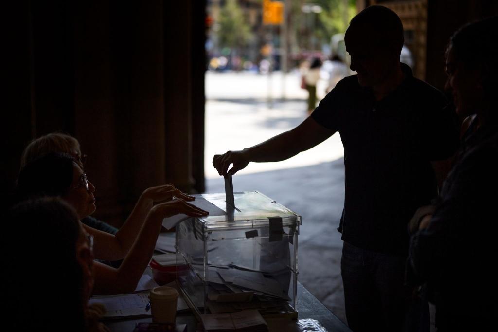 Ein Mann gibt in einem Wahllokal seine Stimme für die Regionalwahlen ab. - Foto: Emilio Morenatti/AP/dpa