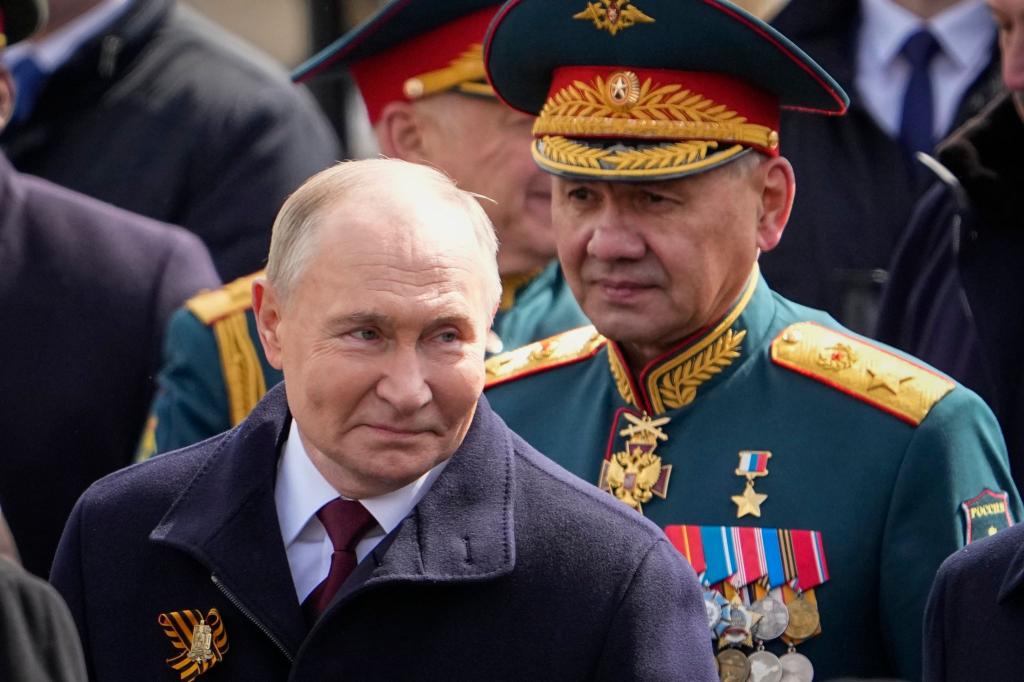Putin (l) hat gesprochen: Schoigu soll nicht mehr länger Verteidigungsminister sein. - Foto: Alexander Zemlianichenko/AP/dpa