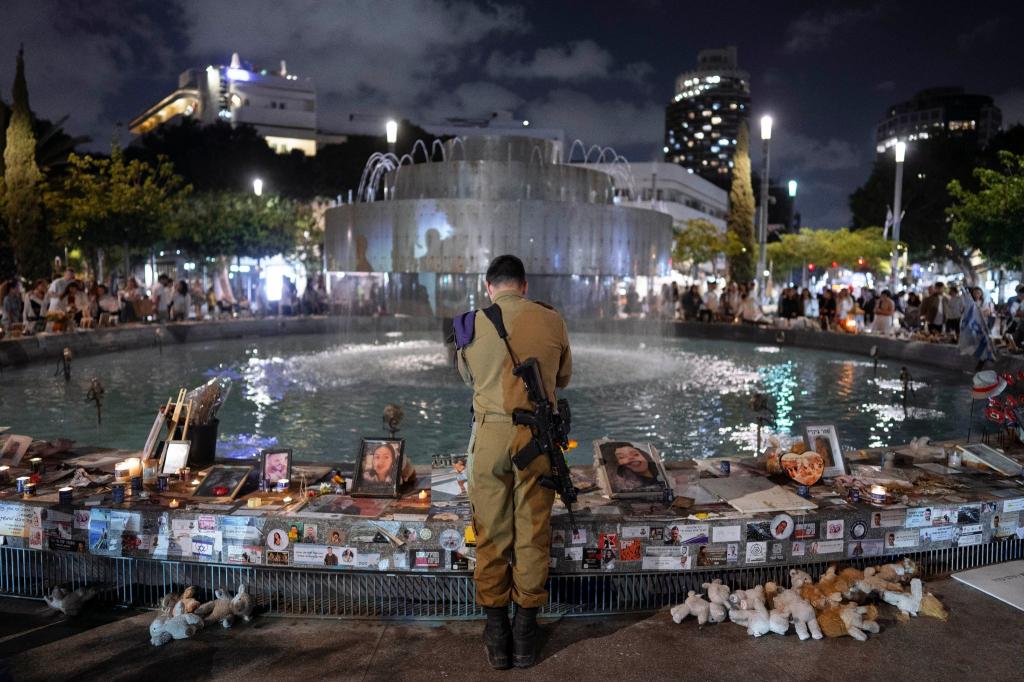 Ein israelischer Soldat erweist den Opfern des Hamas-Angriffs vom 7. Oktober an einer Gedenkstätte in Tel Aviv die Ehre. - Foto: Oded Balilty/AP/dpa