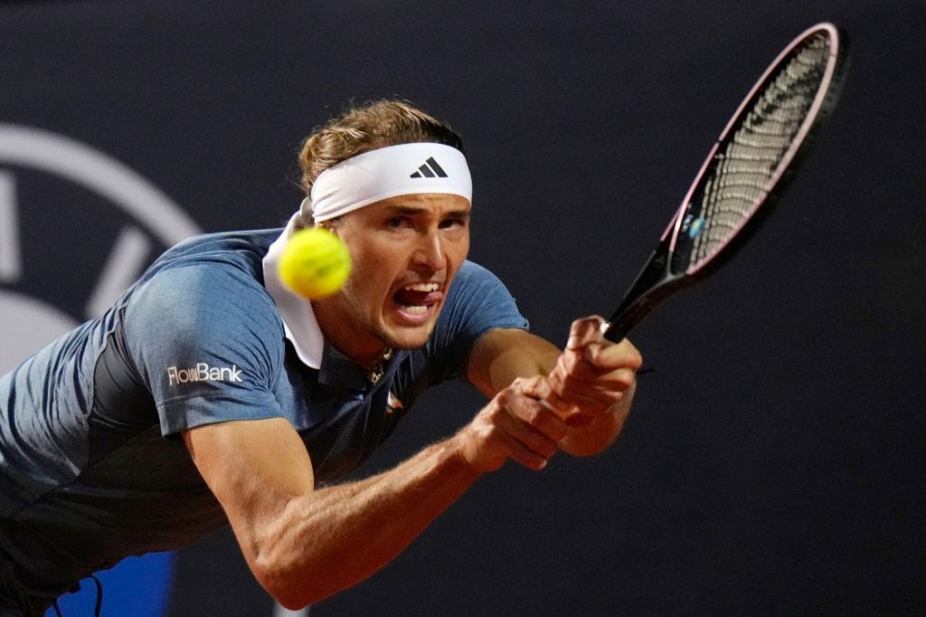 Der deutsche Tennisprofi Alexander Zverev in Aktion beim Masters-1000-Turnier in Rom. - Foto: Alessandra Tarantino/AP/dpa