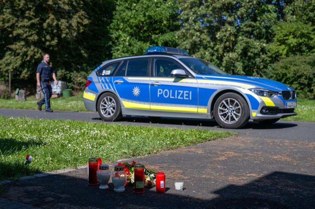 Kerzen und Blumen erinnern im September 2023 vor dem Schulzentrum in Lohr am Main an den Vorfall. - Foto: Pia Bayer/dpa