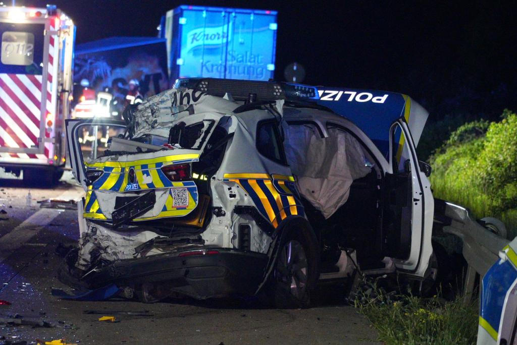 Ein Laster ist in der Nacht auf der Autobahn A9 in eine Unfallstelle gefahren - ein Mensch ist dabei gestorben. - Foto: Tom Musche/dpa
