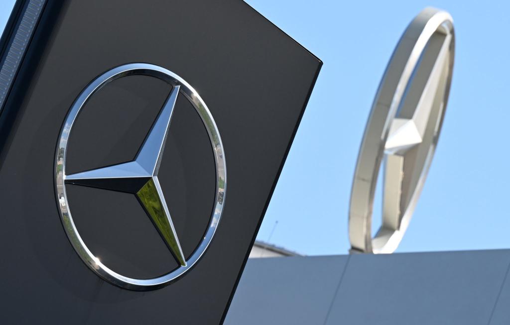 Mercedes will bis in die 2030er-Jahre hinein sowohl Elektroantriebe als auch Verbrenner produzieren. - Foto: Bernd Weißbrod/dpa