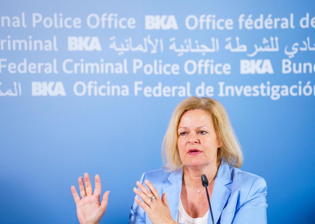 Bundesinnenministerin Nancy Faeser stellt das «Bundeslagebild Cybercrime 2023» vor. - Foto: Andreas Arnold/dpa