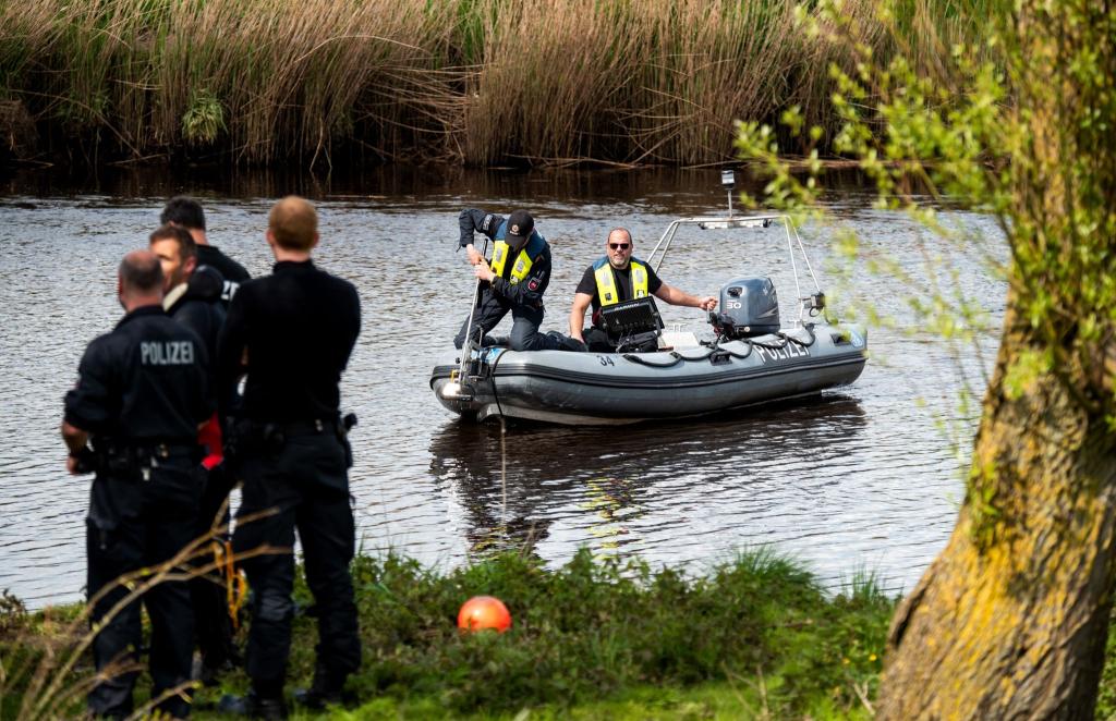 Ein Sonarboot der Polizei am 29. April bei der Suche nach Arian auf der Oste. - Foto: Daniel Bockwoldt/dpa