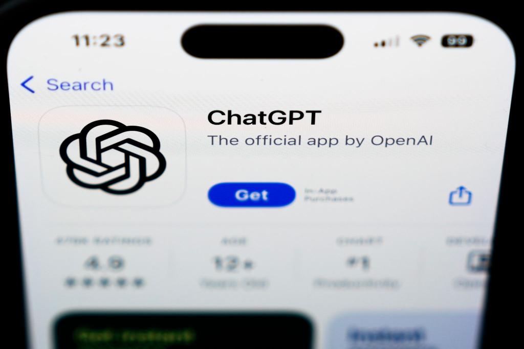 ChatGPT-App auf einem Smartphone. Die Software kann jetzt mit den Benutzern sprachlich interagieren. - Foto: Matt Rourke/AP/dpa