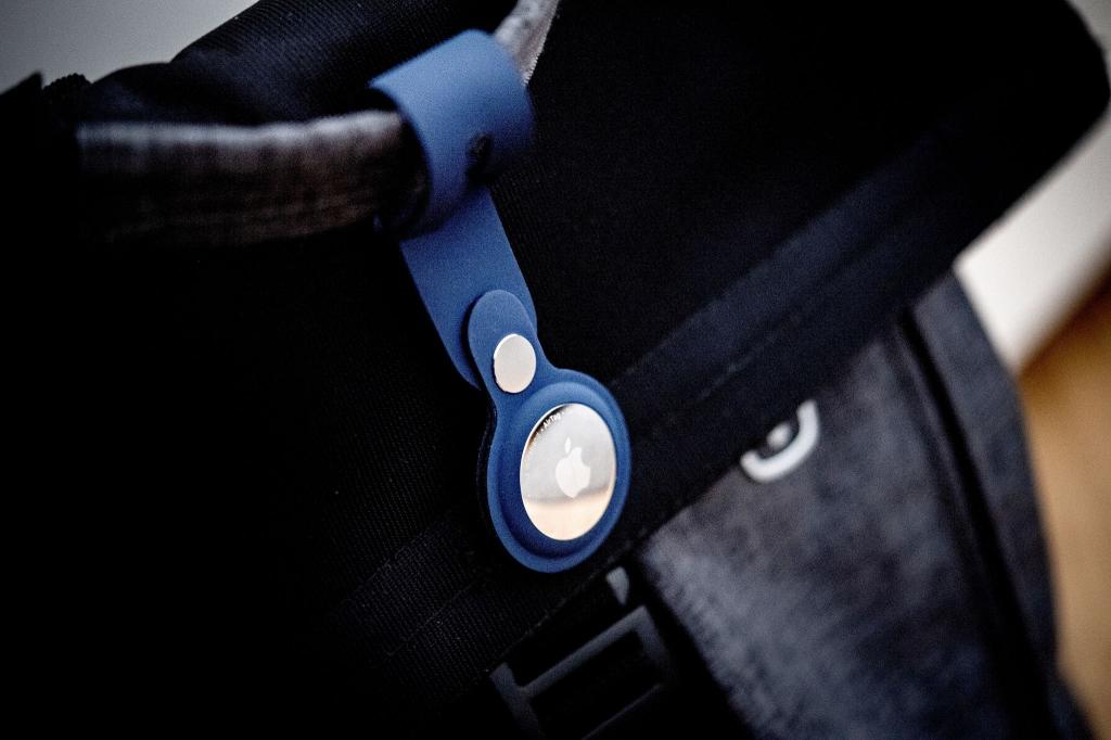 Ein Bluetooth-Tracker an einer Tasche. Die IT-Riesen Apple und Google wollen mit einer gemeinsamen Initiative den Missbrauch von kleinen Bluetooth-Ortungsgeräten für unerwünschtes Tracking von Personen verhindern. - Foto: Zacharie Scheurer/dpa-tmn/dpa