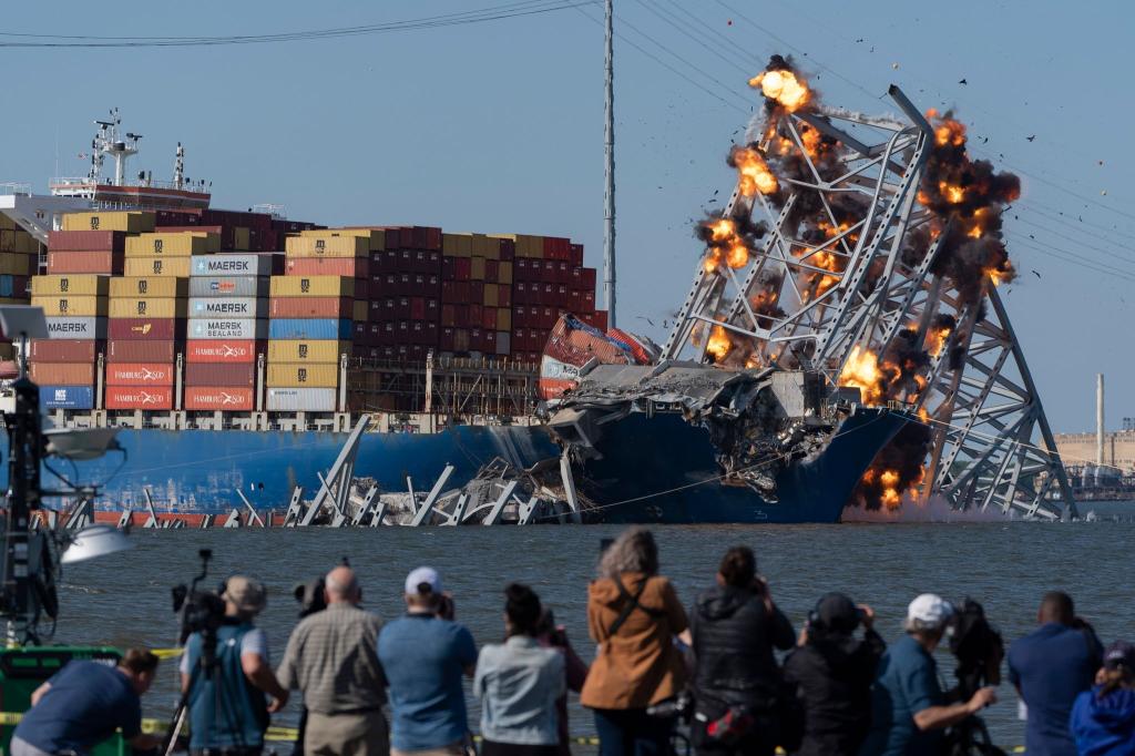 Dieser Brückenteil wurde nun mit Sprengladungen in die Luft gejagt, um das darunter liegende Schiff freizulegen. - Foto: Mark Schiefelbein/AP/dpa