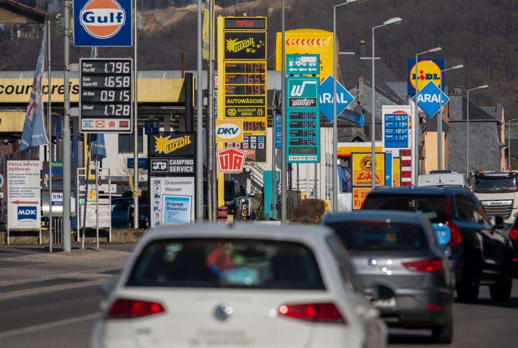 In Luxemburg sind Benzin und Diesel etwas günstiger als in Deutschland. - Foto: Harald Tittel/dpa
