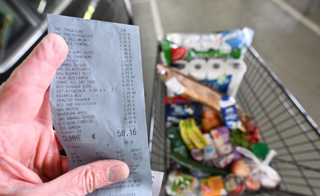Im April mussten Verbraucher für Nahrungsmittel 0,5 Prozent mehr zahlen als ein Jahr zuvor. - Foto: Bernd Weißbrod/dpa