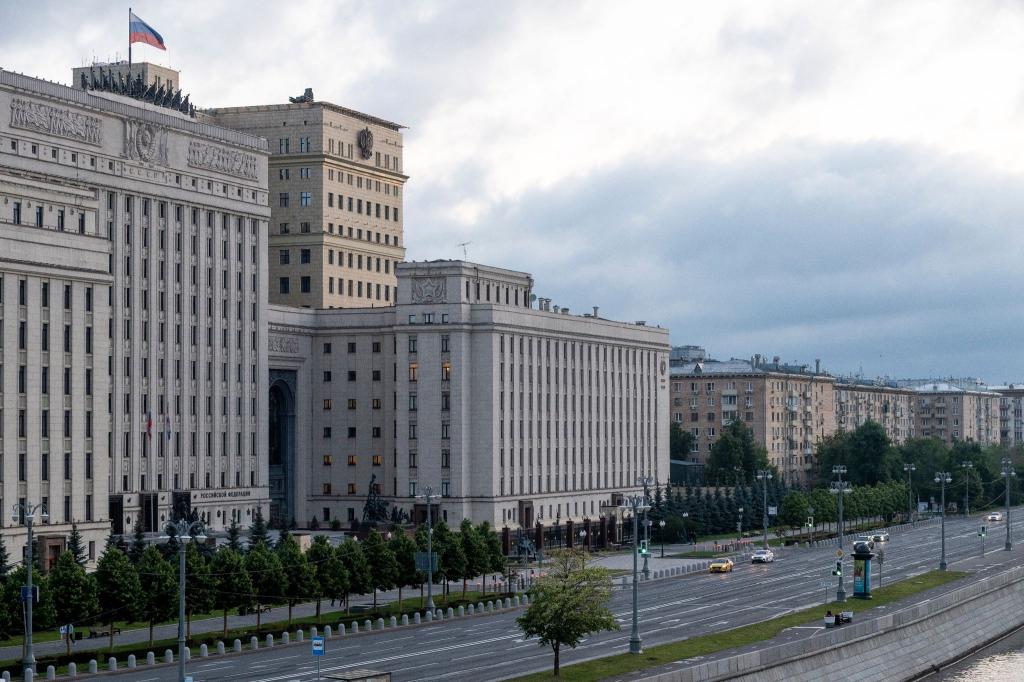 Ein Blick auf das Gebäude des russischen Verteidigungsministeriums: Der Chef der Kaderverwaltung beim Ministerium, Generalleutnant Juri Kusnetzow, wurde festgenommen. - Foto: Uncredited/AP/dpa