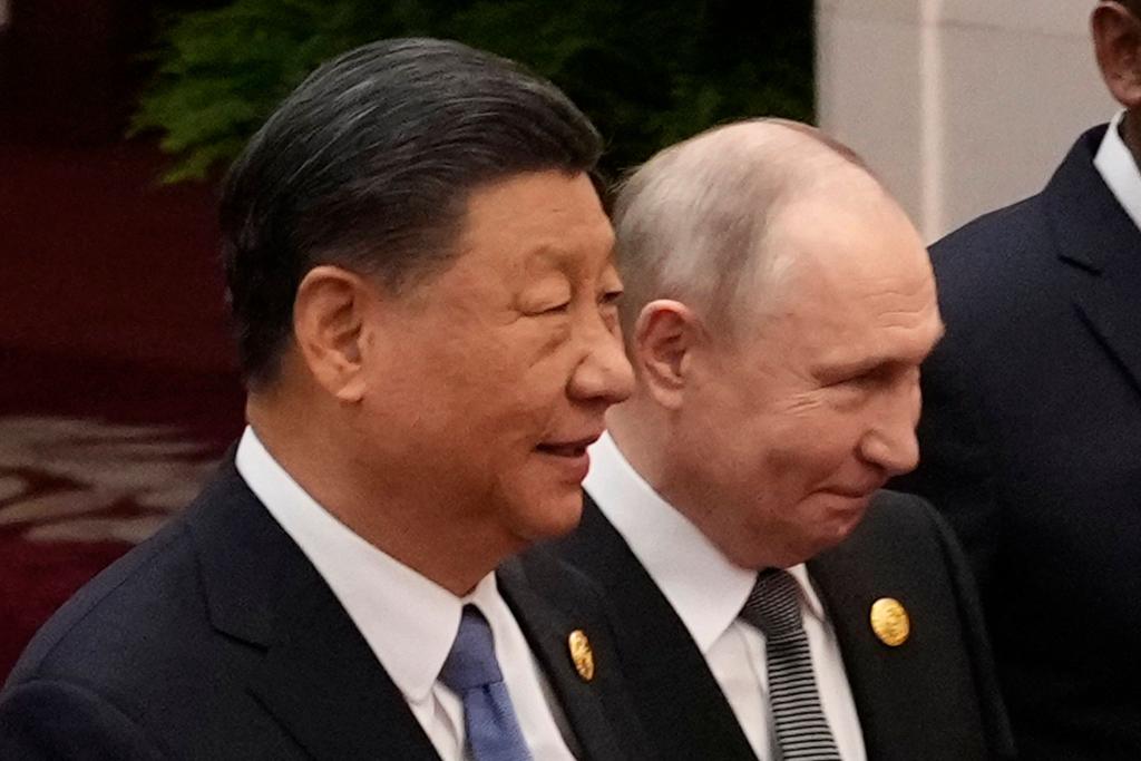 Der chinesische Präsident Xi Jinping (l) und der russische Präsident Wladimir Putin: Putin will im Mai China besuchen. - Foto: Suo Takekuma/AP/dpa