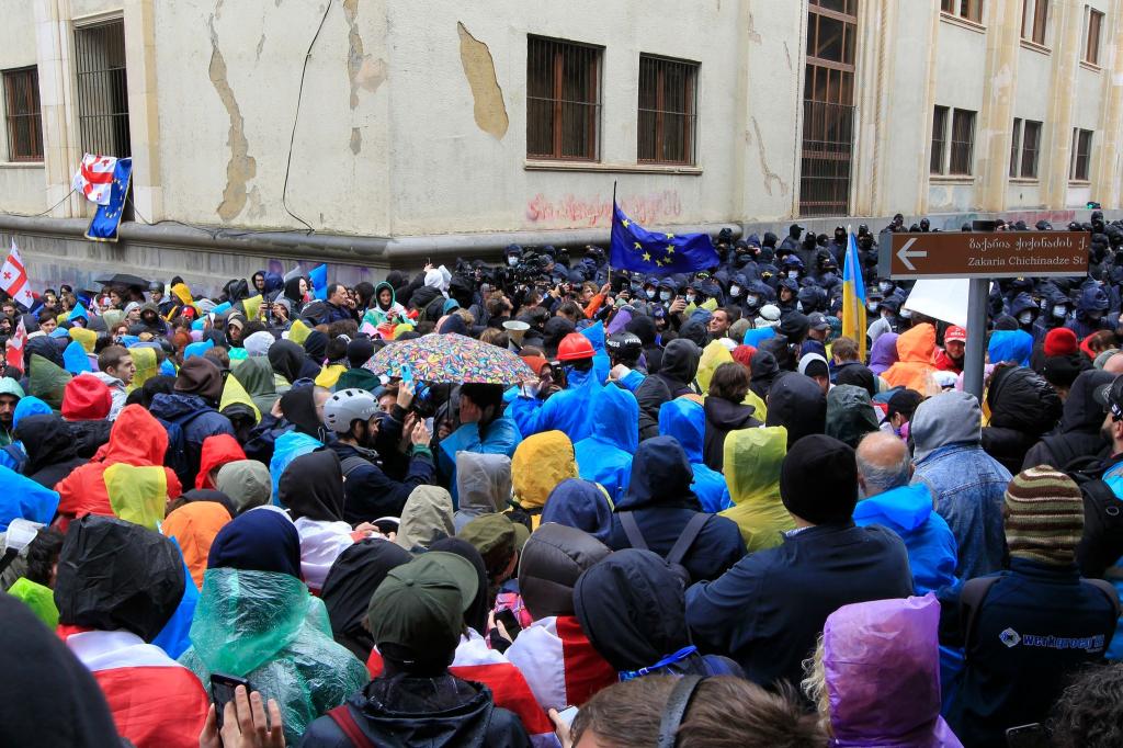 Eine Demonstration der Opposition gegen das «russische Gesetz» in der Nähe des Parlamentsgebäudes. - Foto: Shakh Aivazov/AP/dpa