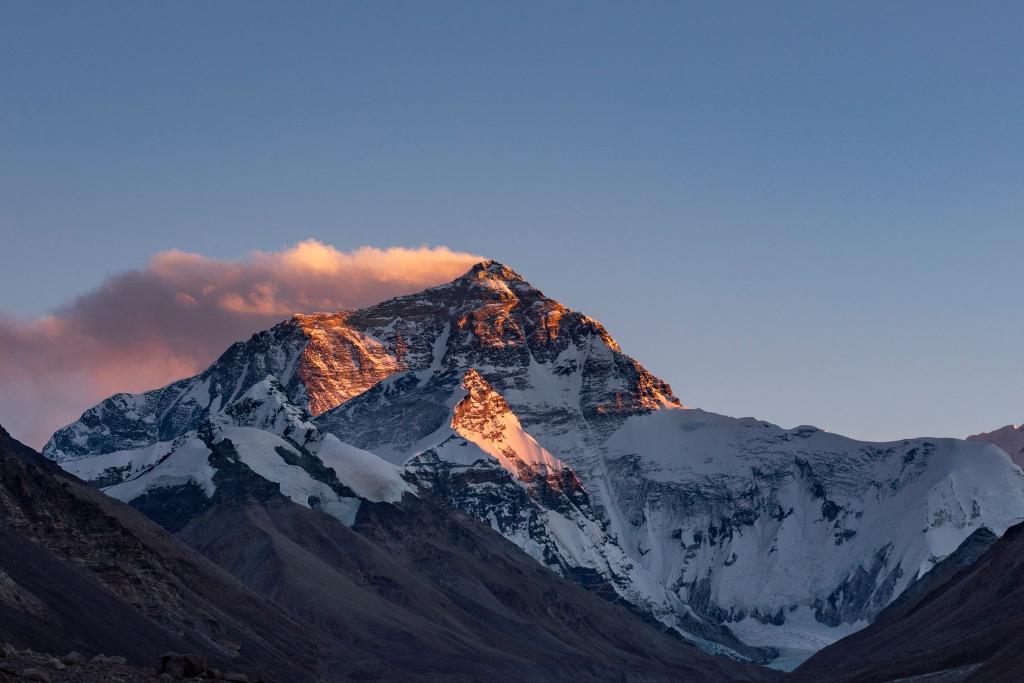 Der Sonnenuntergang färbt den Gipfel des Mount Everest. - Foto: Zhang Rufeng/XinHua/dpa