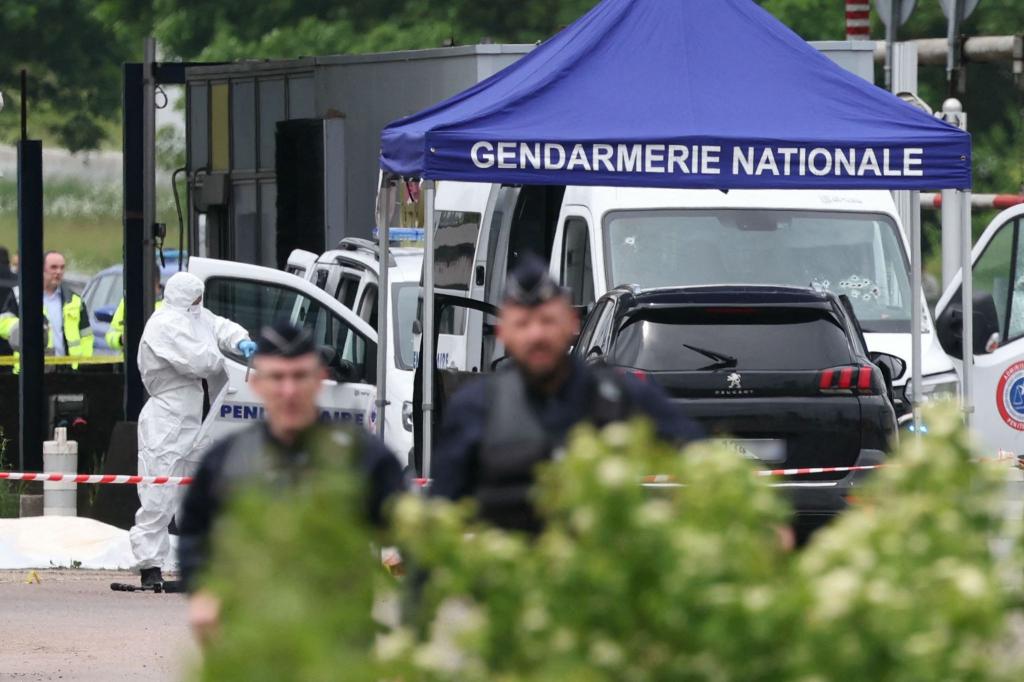 Gerichtsmediziner und Polizisten am Ort des Angriffs an einer Mautstelle in Nordfrankreich. - Foto: Alain Jocard/AFP/dpa