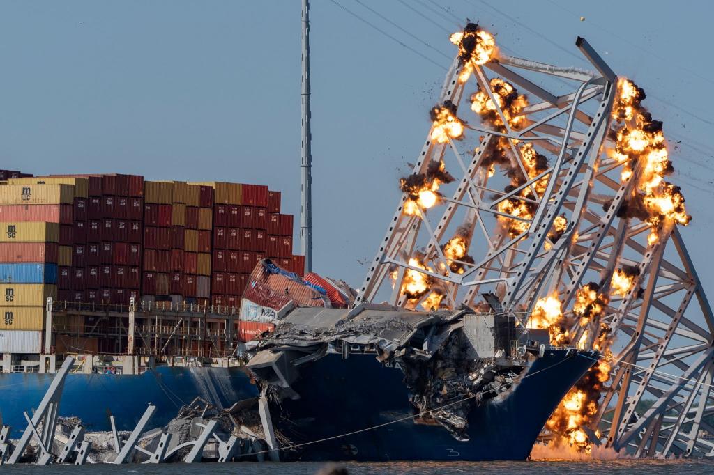 Eine kontrollierte Sprengladungen soll Teile der eingestürzten Francis Scott Key Bridge, die auf dem Containerschiff Dali liegt, in Baltimore zum Einsturz zu bringen. - Foto: Mark Schiefelbein/AP/dpa