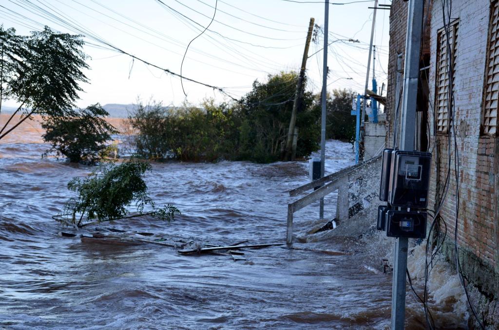 In Vila dos Sargentos in Brasilien seien mehr als 157.000 Menschen von den Überschwemmungen betroffen - 39.000 Gebäude seien zudem beschädigt. - Foto: Marcelo Oliveira/TheNEWS2 via ZUMA Press Wire/dpa