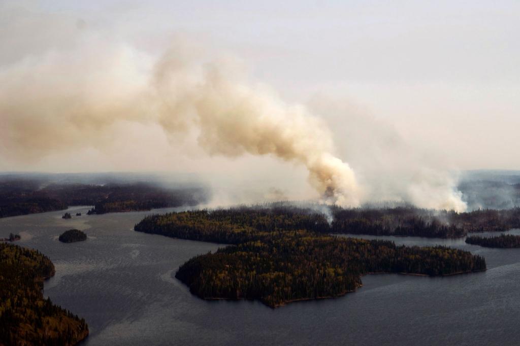 Ein Wald brennt im Norden Manitobas in der Nähe von Flin Flon in Kanada. - Foto: David Lipnowski/The Canadian Press via AP/dpa