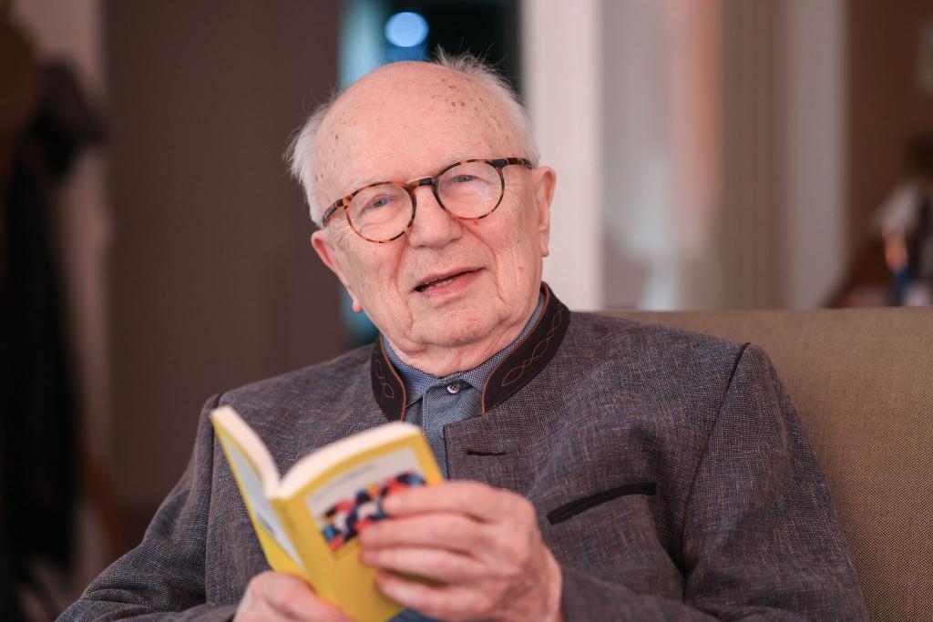 Fernsehjournalist Friedrich Nowottny wird 95 Jahre alt - und sorgt sich um die Zukunft. - Foto: Oliver Berg/dpa