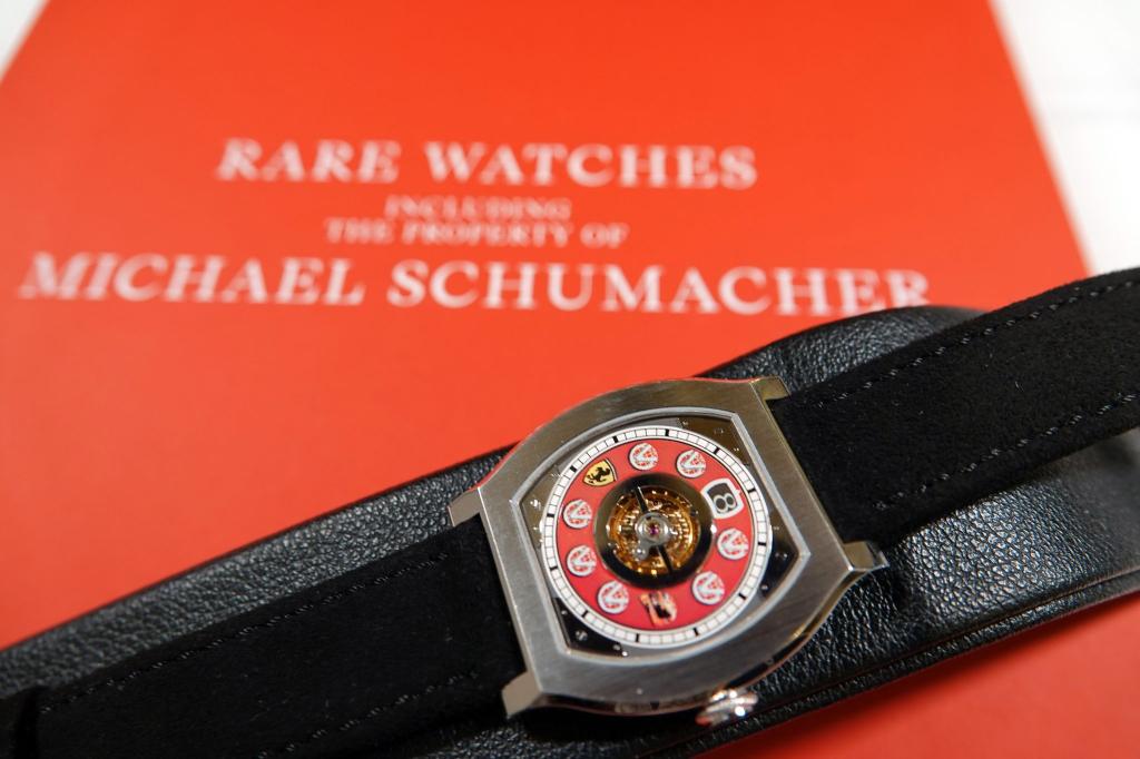 Eine Uhr aus dem Besitz von Michael Schumacher auf dem Verkaufskatalog des Auktionshauses Christie's. - Foto: Christiane Oelrich/dpa