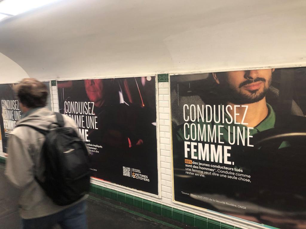 Plakatwand in einer Metro-Unterführung für die Kampagner «Fahre Auto wie eine Frau» (Conduisez comme une femme). - Foto: Michael Evers/dpa